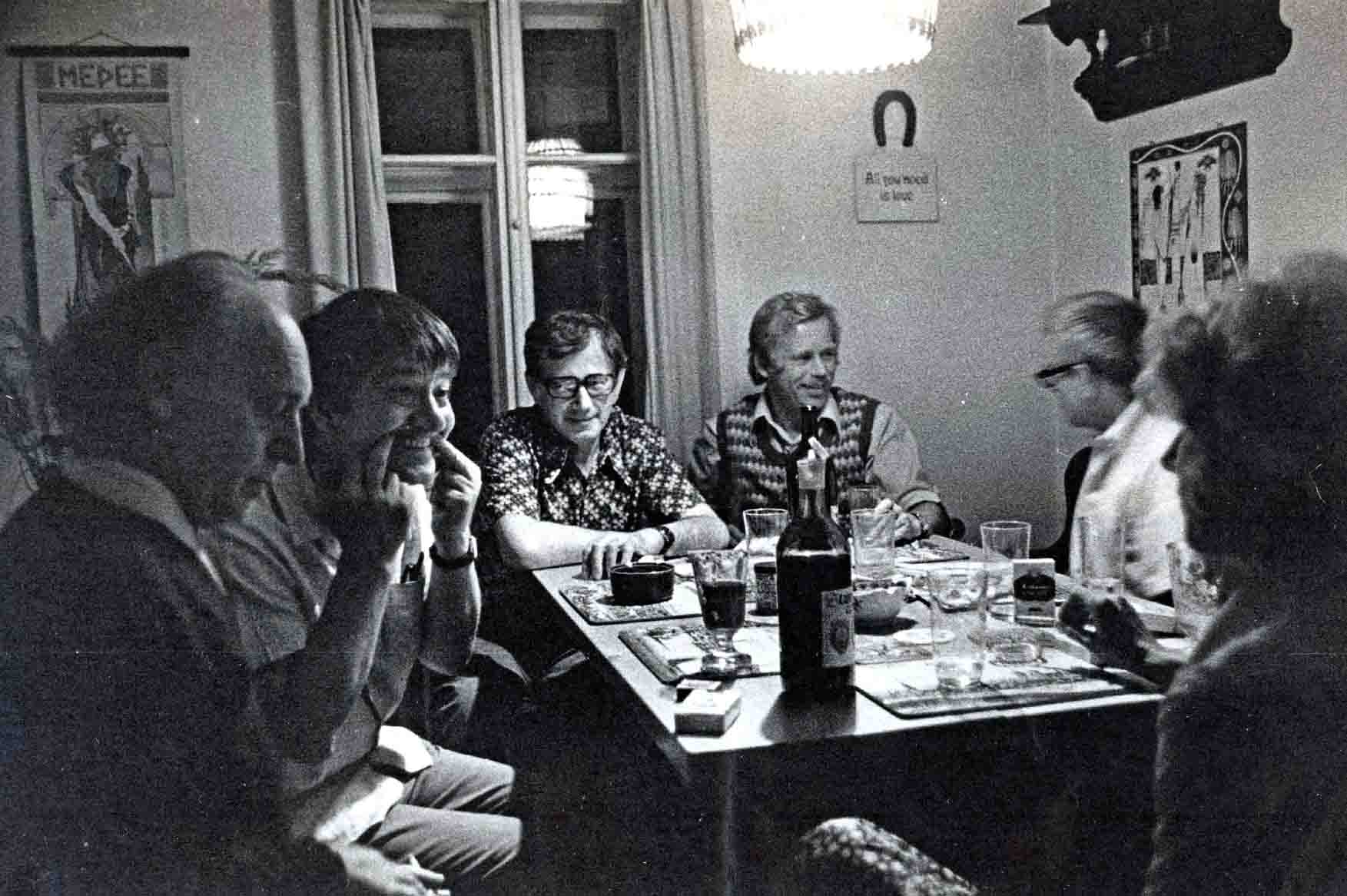 Ladislav Dvořák, Jan Vladislav, Josef Vohryzek, Václav Havel, Josef Hiršal a Olga Havlová, Hrádeček, konec 70.tých let