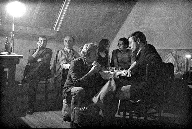 Libor Fára(?), Ladiskav Dvořák, Václav Havel, Markéta Hejná, (??), Josef Topol, padesátiny Libora Fáry 1975, foto: Bohdan Holomíček