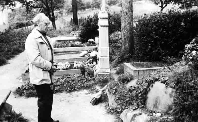Ladislav Dvořák u hrobu Františka Halase, 1981(?)