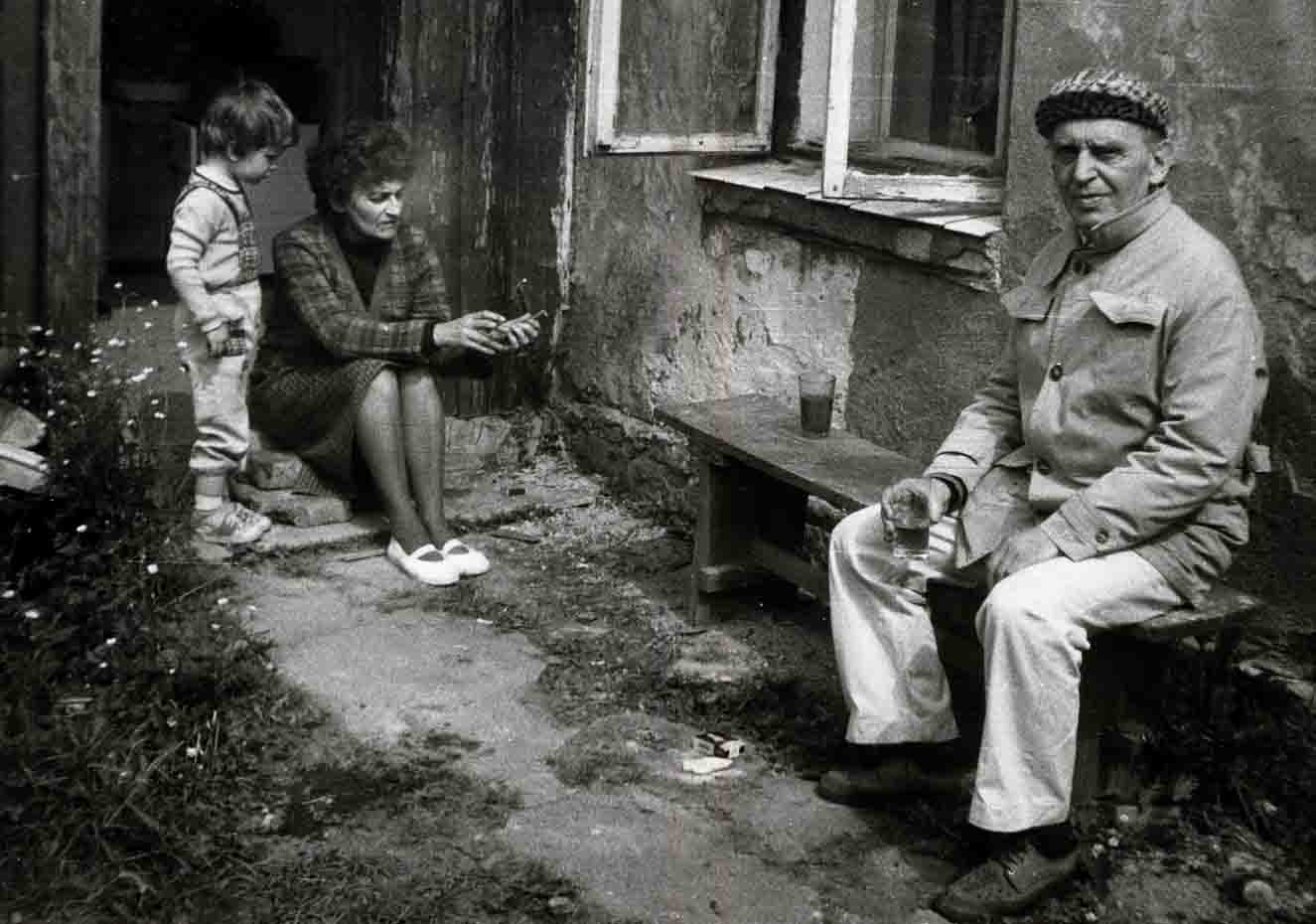 Ladislav Dvořák s manželkou  Věrou a vnučkou Zuzanou, 1982, Svojkovice